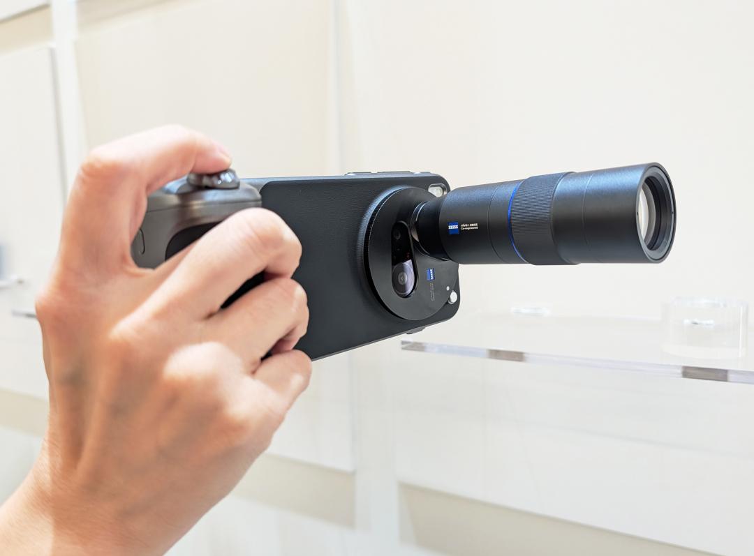 搭配2.35倍長焦增距鏡，可達超過200倍變焦。（圖／記者吳佩樺攝）