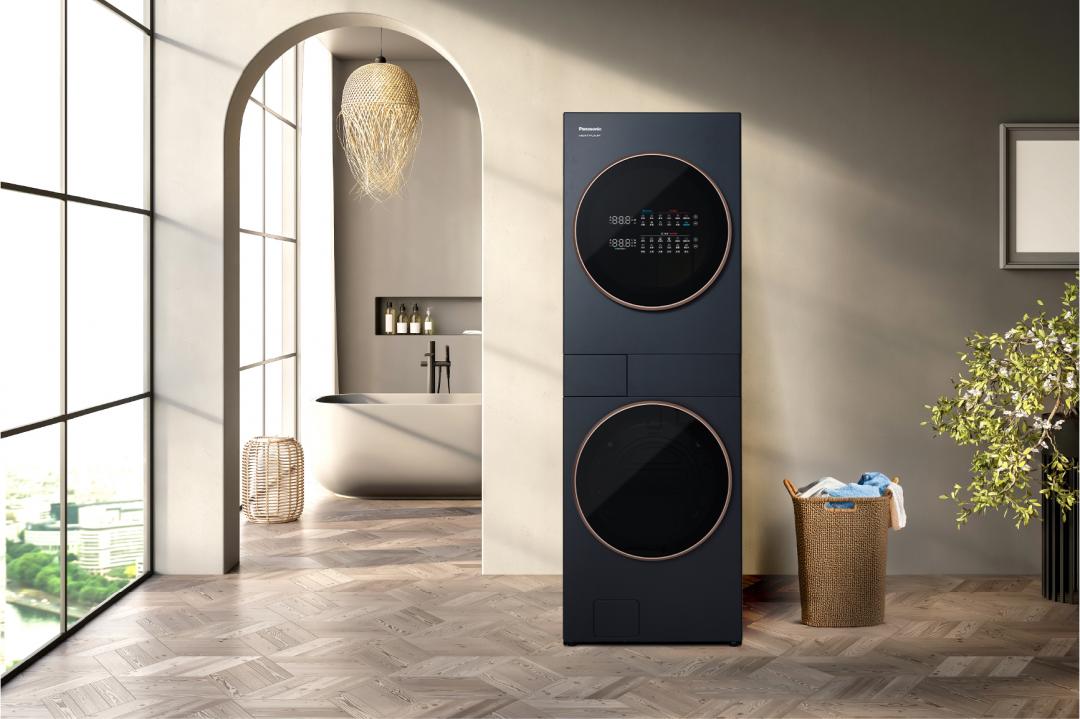 Panasonic AI智慧雙控洗烘衣機NA-V1715SP，搭載智慧雙控面板，可同時控制洗衣機和乾衣機。洗衣內建ECONAVI智慧科技，會主動偵測衣物狀況，自動調整最佳洗衣程序，乾衣採熱泵除濕式設計，不傷衣料，預計12月上市。（洗衣17公斤／乾衣15公斤）