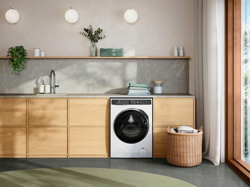 伊萊克斯洗脫烘衣機UltimateCare 900，具備多項智慧技術，可自動偵測衣物髒污程度，有效去除紅酒漬、油漬等各種污漬。主打「45分鐘滿載洗程」，在滿桶狀態下也能快速完成洗脫程序，大幅縮短洗衣時間，兼顧效率與清潔力，64,900元。（洗衣12公斤／乾衣9公斤）