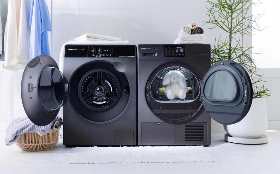 Sharp 熱泵式乾衣機KD-FKH10DT（10公斤）（右），透過低溫柔烘技術，讓衣物不易縮水和變形，耗電量也較傳統乾衣機減少50%以上，並內建10種智慧乾衣行程。採用獨立水箱設計，安裝彈性高，使用便利，32,900元。