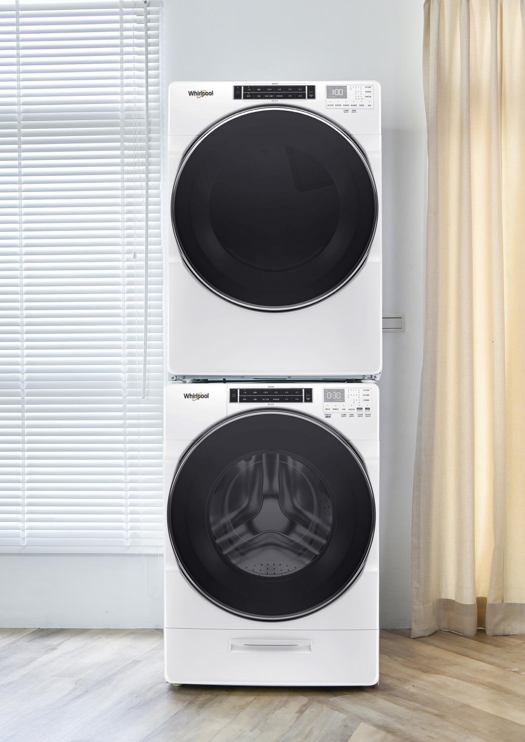 惠而浦W Collection瓦斯型乾衣機8TWGD8620HW（16公斤）（上），提供堆疊式安裝，只要20分鐘就能烘乾5公斤衣物，具備第6代智慧乾衣科技和多段溫度調整功能，還有150分鐘除縐防護，烘衣同時也護衣，56,100元。