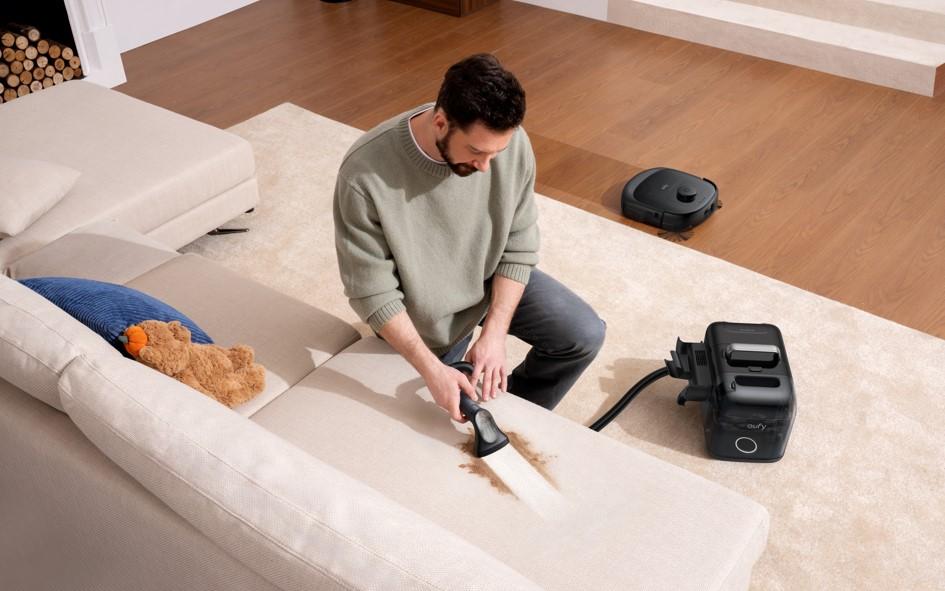 eufy掃地機器人E28，支援20,000Pa吸力，具備自動集塵、自動補水、自動清潔拖布、自動熱風烘乾拖布等功能，還能將水箱拆卸直接變身織物清洗機，是市面上較為少見的功能，32,990元。