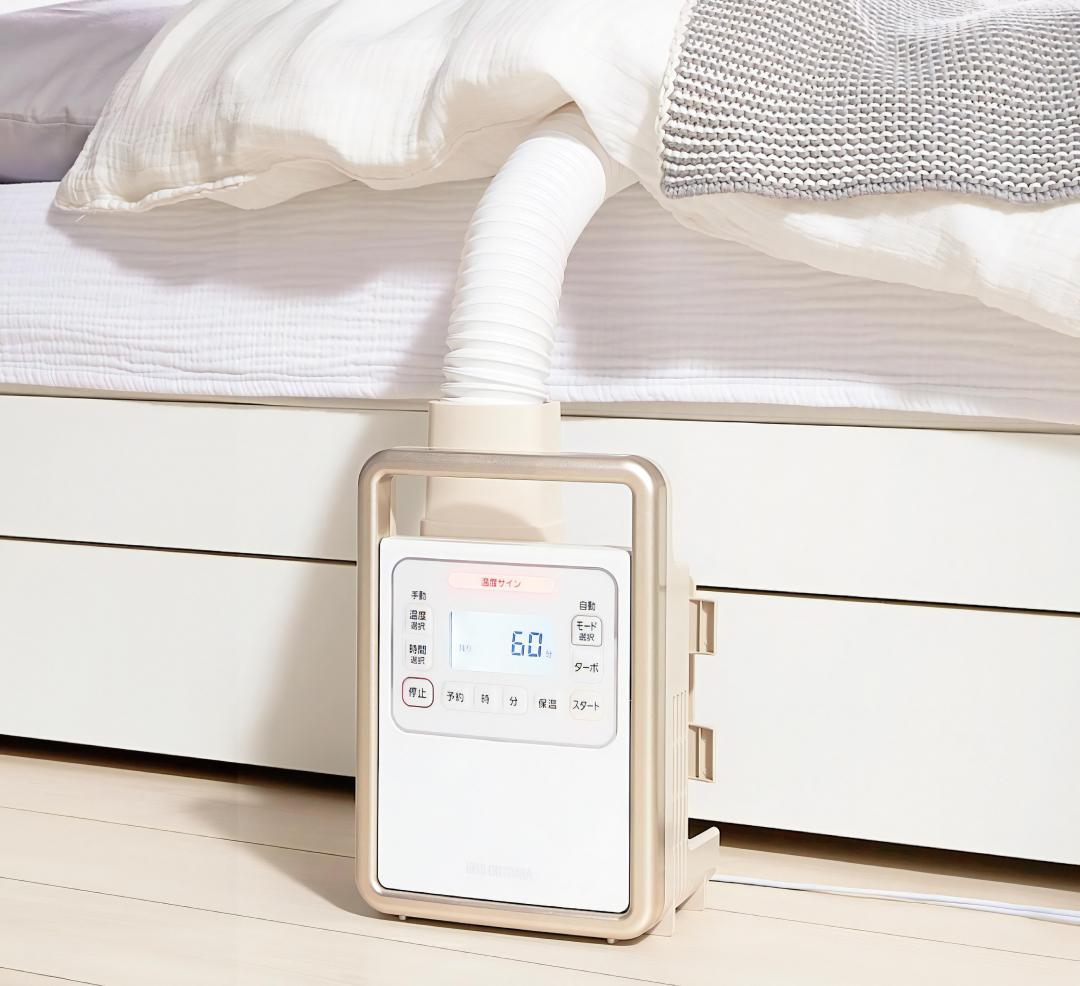 IRIS暖被機KFK-301，配備大顯示螢幕，只要5分鐘即可快速暖被，並內建除蟎等多種模式，特別的是內置芳香盒，可滴入常用精油，讓被褥散發淡雅香氣。隨附專用烘鞋架，5,999元。