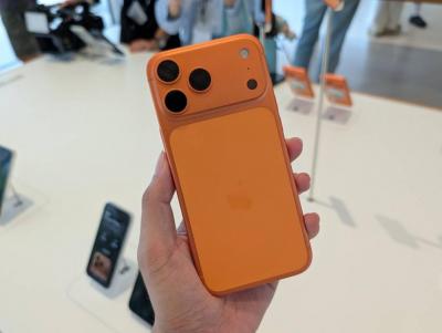 iPhone 17 Pro 又傳新災情?宇宙橙慘變玫瑰金 網笑:該搽防曬了 iPhone 17 Pro 又傳新災情?宇宙橙慘變玫瑰金 網笑:該搽防曬了