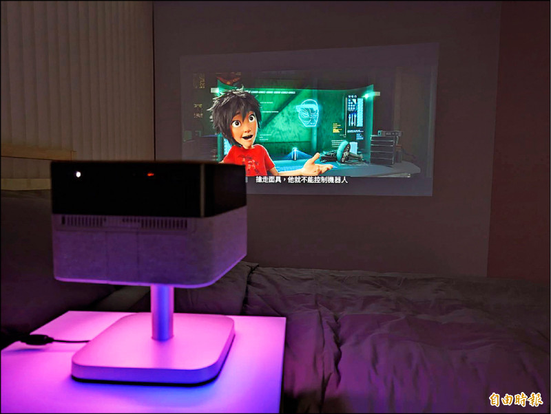 全新的Epson智慧校正速度更快，且能判讀牆面色彩調整顯色，即使不是在白牆上投影，也能讓色彩準確重現。
（記者黃肇祥攝）