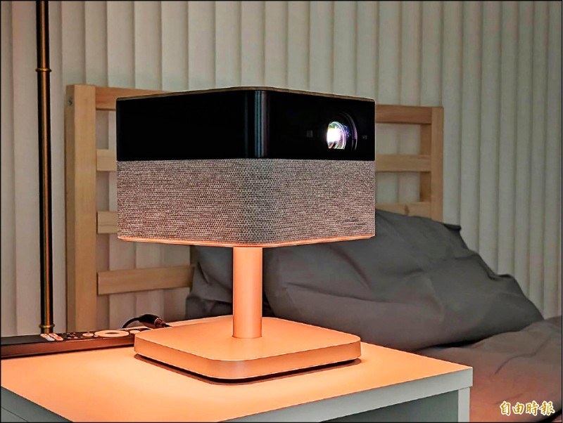 高階款的EF-72獨家具備四種情境燈模式，可以變化底部的燈光效果，營造室內氛圍。（記者黃肇祥攝）