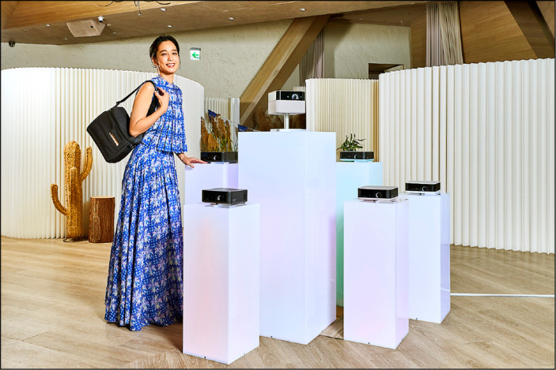 Epson EF-61（圖右3台）採用1,080p解析度，售價各21,900元；EF-62（圖左2台）升級至4K畫質，售價各26,900元；EF-72（圖中）則是有更廣的調整角度與立體聲的音效表現，售價36,900元。各款即日起上市。