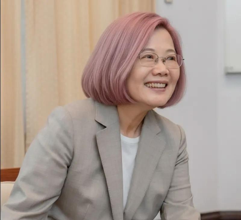 前總統蔡英文也曬出粉紅頭髮照響應。（圖／翻攝蔡英文社群）