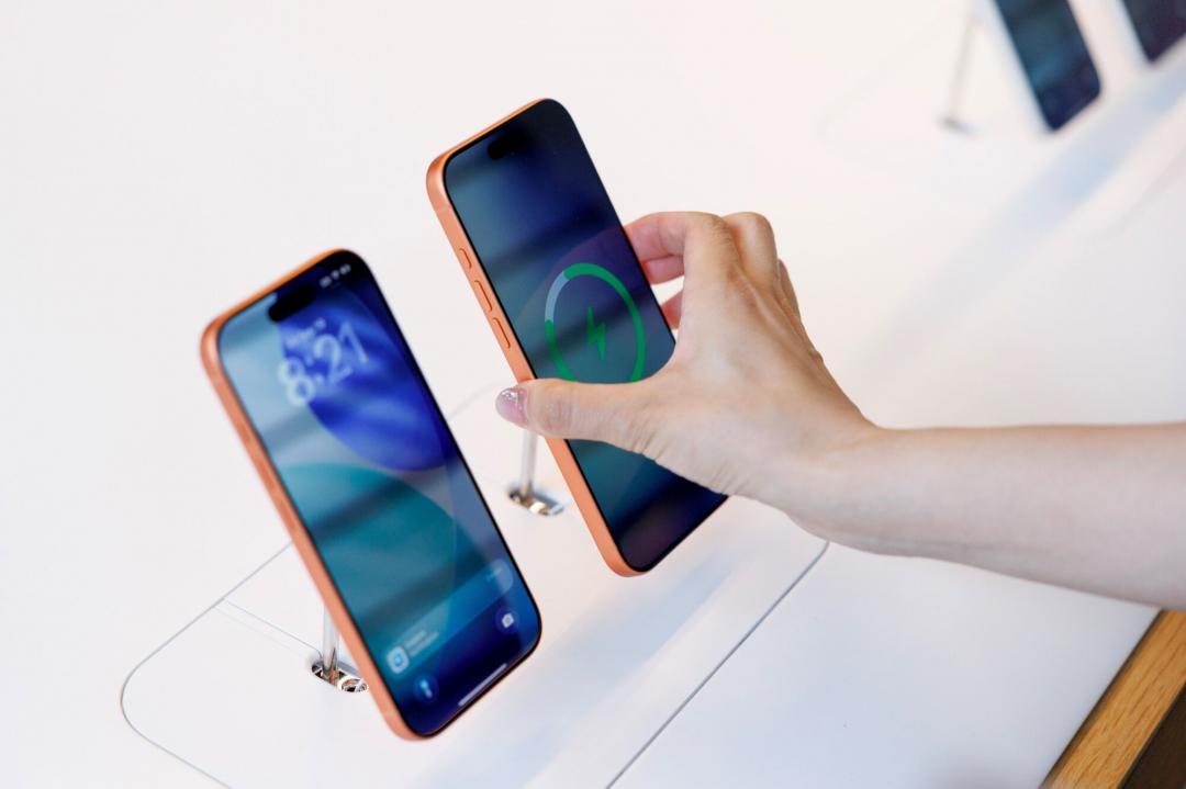 iPhone 17系列成功帶動換機潮,台灣9月手機銷量創新高。(圖/路透社)