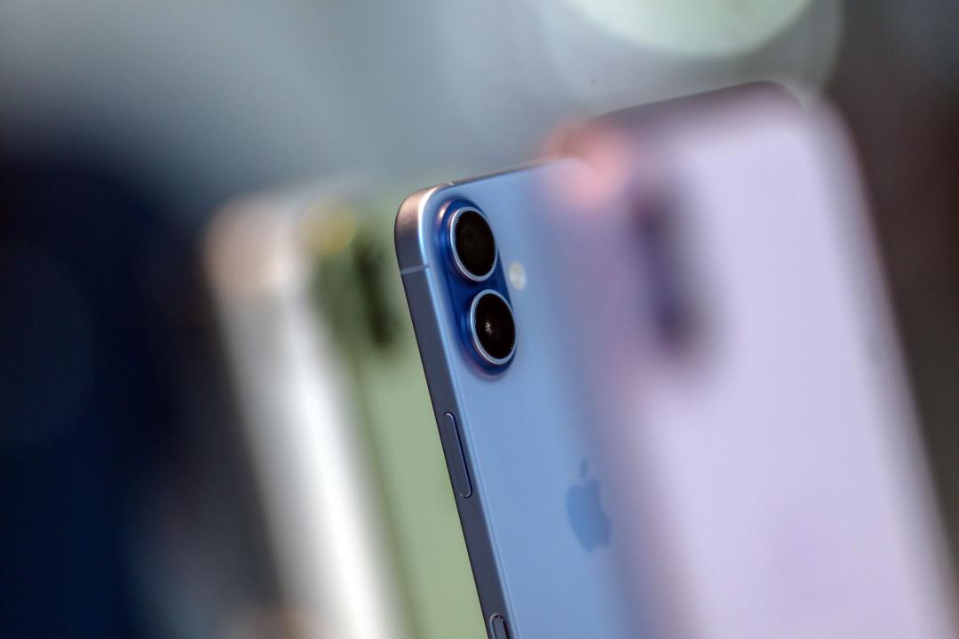 標準版iPhone 17開賣一個月，價格尚未鬆動，是歷年罕見。（圖／路透社）