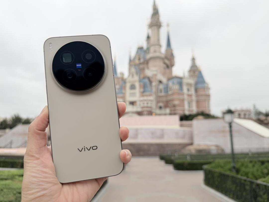 搶先實測vivo X300 Pro。（圖／記者吳佩樺攝）