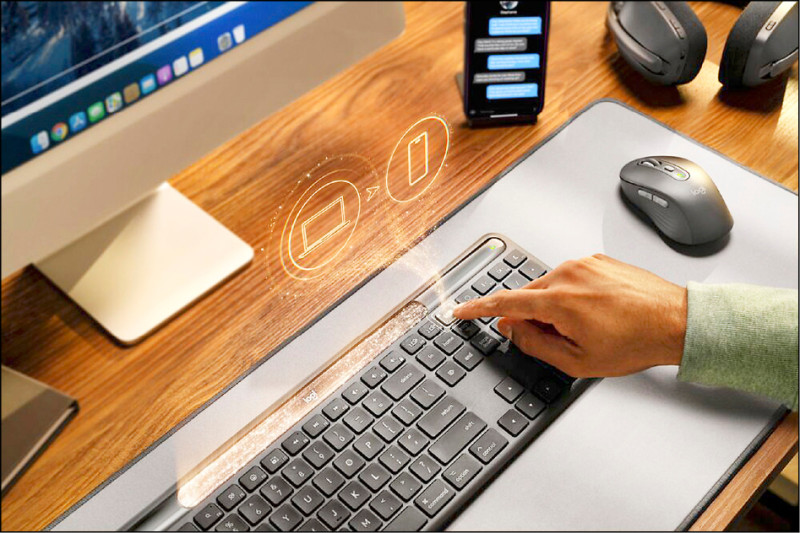 Signature Slim Solar+ K980支援Easy-Switch功能，使用者可以透過按鍵在三款裝置之間自由切換。