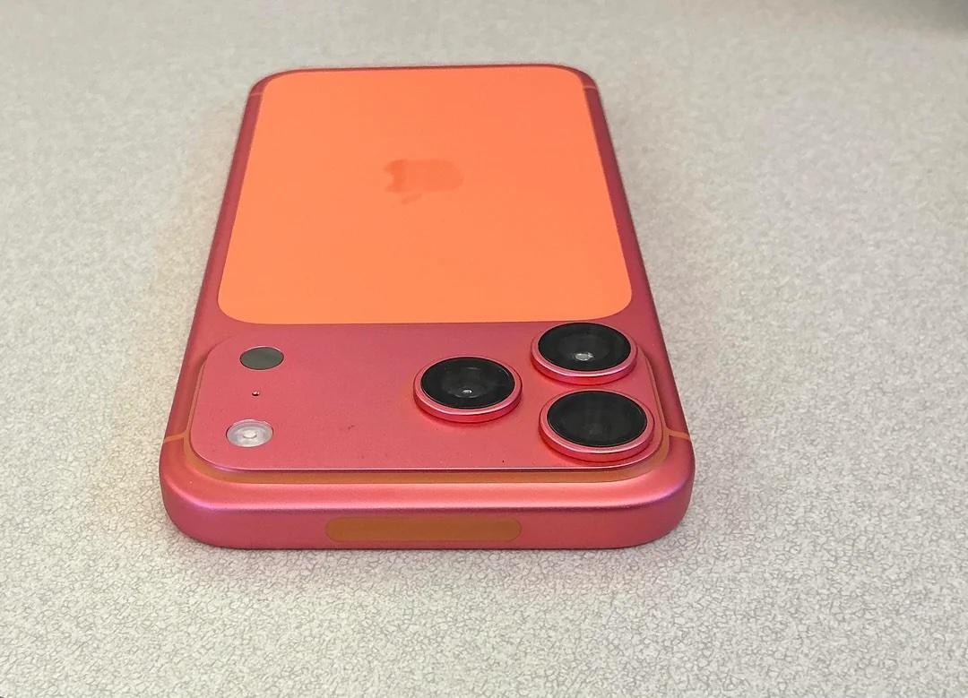 iPhone 17 Pro系列宇宙橙傳出褪色問題,外媒曝蘋果正徹查中。(圖/翻攝網路)