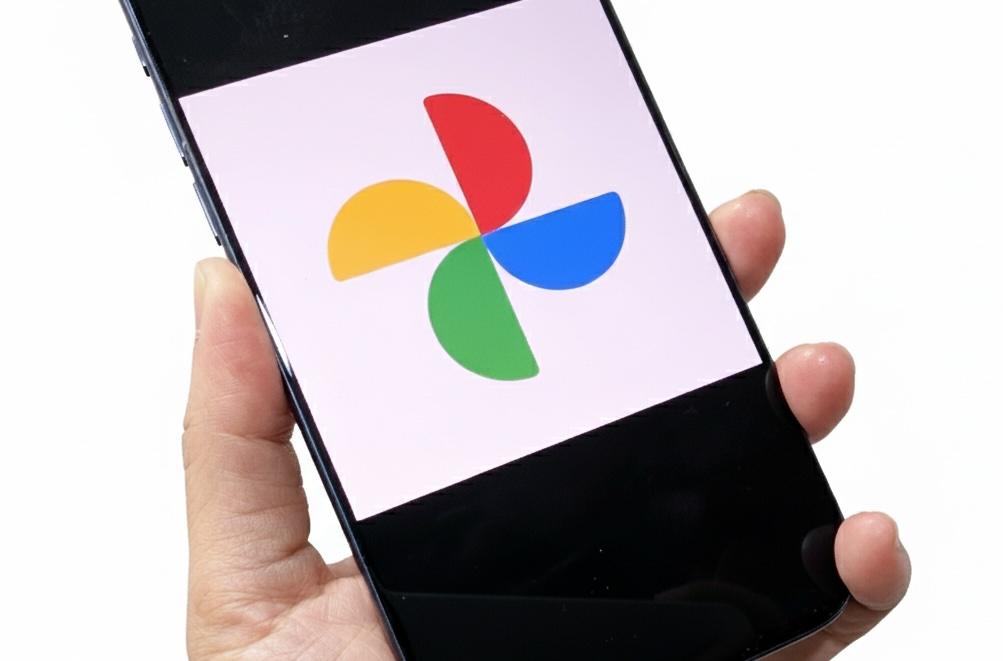 Google相簿正在測試新功能,能把照片變網路梗圖。(圖/記者吳佩樺攝)