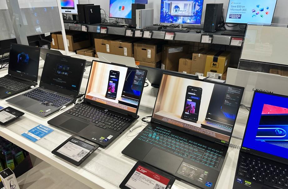 無論是電腦螢幕還是筆電,都已經有許多OLED、mini LED機種能選擇,可呈現更優異的色彩。(美聯社)