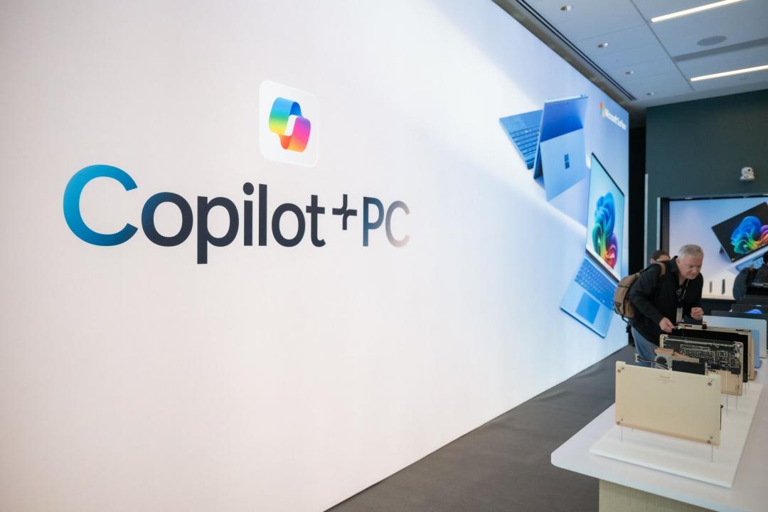 購買Copilot+ PC認證電腦不僅能啟用AI功能,也可以由微軟替用戶把關基本的電腦規格。(彭博社)