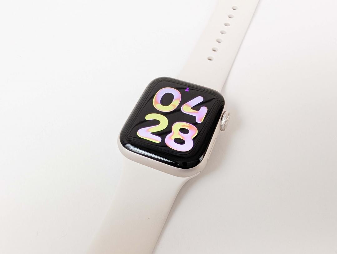 Apple Watch SE 3提供40mm與44mm兩種尺寸,螢幕玻璃也比前代更耐刮耐撞,圖為40mm款式。