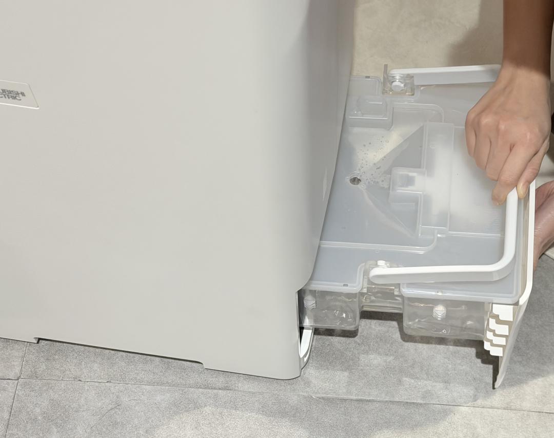 具備5.5公升大容量水箱,並新增提把設計,使用更便利。(圖/記者吳佩樺攝)