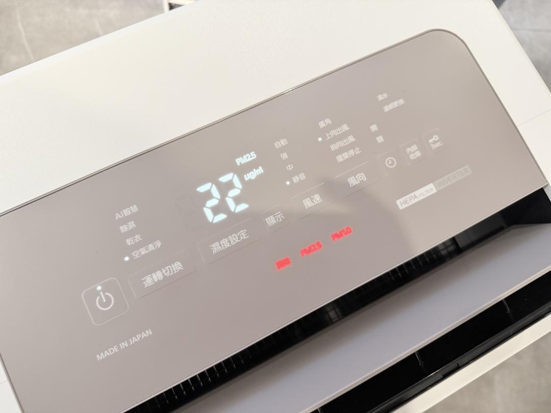 透過AI智慧偵測技術,可根據室內濕度和空氣品質,自動切換除濕、空氣清淨和空清除濕三大模式。(圖/記者吳佩樺攝)