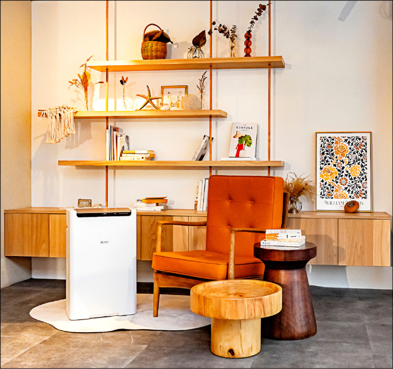 三菱電機全新變頻空氣清淨除濕機，結合除濕、空氣清淨與除臭三大功能，售價36,900元。