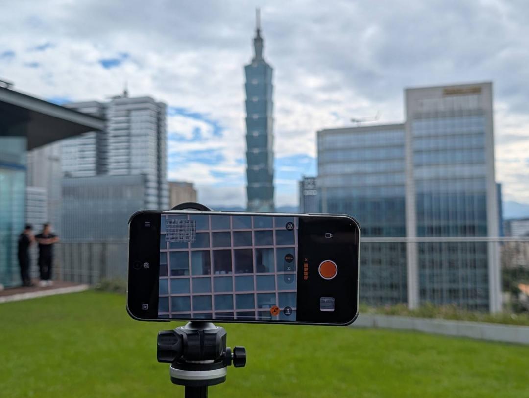 透過 200 倍的數位變焦，遠方的 101 可以直接清晰捕捉特定樓層的細節畫面。（圖／記者黃肇祥攝）