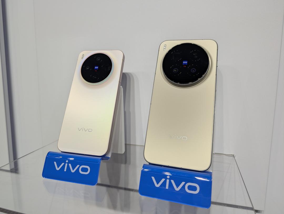 vivo X300系列包含X300(左)、X300 Pro(右),均主打2億畫素拍照。(圖/記者吳佩樺攝)