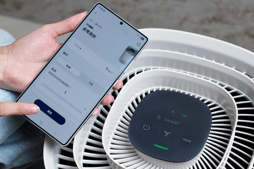 支援手機操控已成為新一代空氣清淨機的標配，讓淨化過程更智慧化。圖為伊萊克斯。