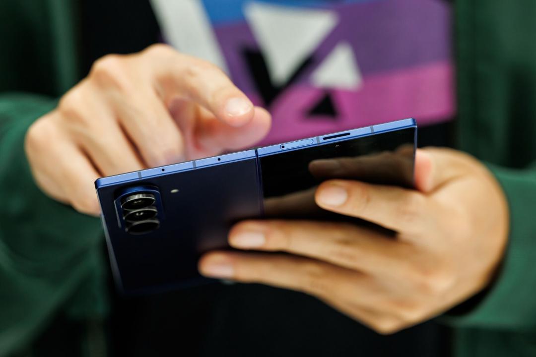 報告指出，摺疊手機要價高，但保值性不如一般旗艦手機。（圖／路透社）