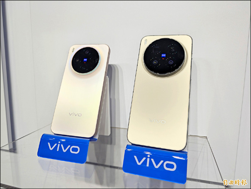 X300系列包含6.31吋X300(圖左)、6.78吋X300 Pro(圖右),都擁有2億畫素的拍照實力。(記者吳佩樺攝)