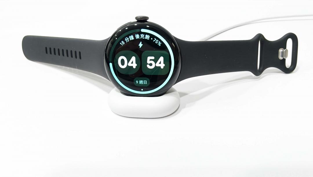 改為側邊充電，秒變迷你桌上時鐘。（圖／記者吳佩樺攝）