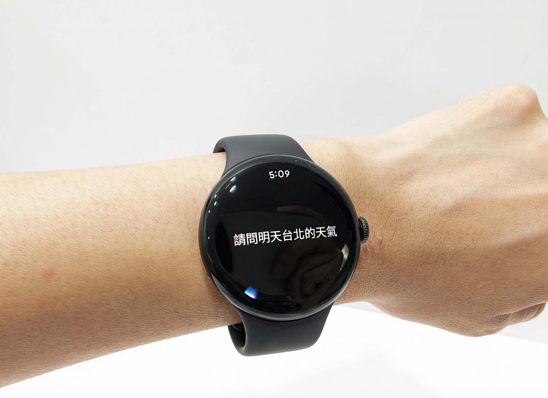 只要抬起手腕靠近嘴巴就能直接跟Gemini對話，例如詢問明天天氣。（圖／記者吳佩樺攝）