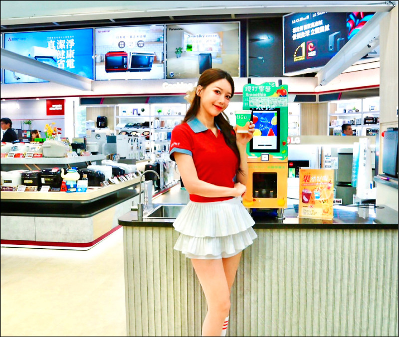 即日起至12月8日，凡於高雄民族店單筆消費滿1,000元，即可免費兌換現打果昔。