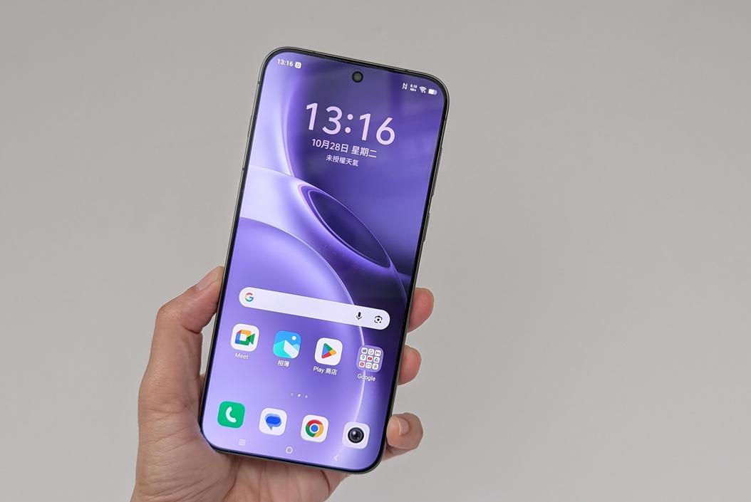 採用6.78吋平面螢幕，不是上代的微曲面設計，螢幕最高亮度4,500nit，提供2,160Hz高頻PWM調光，強調護眼。