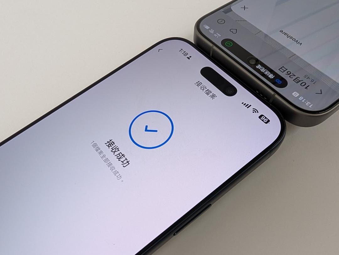 透過「一碰傳」功能，X300 Pro輕觸iPhone，就能傳送照片等檔案。