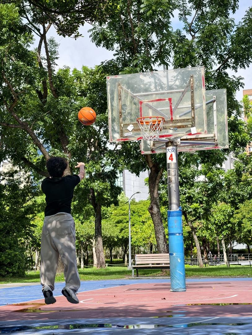 實測長焦追焦抓拍：vivo X300 Pro以抓拍模式、3.5倍光學變焦拍攝，可精準捕捉跳躍投籃瞬間的動作。