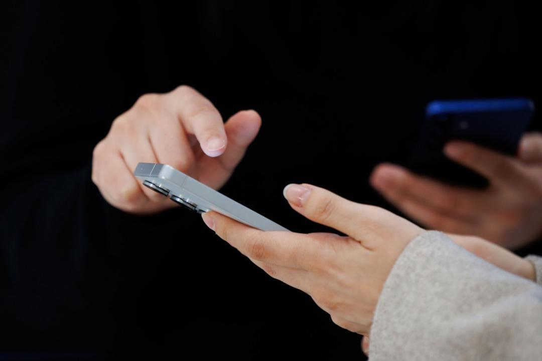 Google推行新機制，將主動揪出過度耗電App。（圖／路透社）