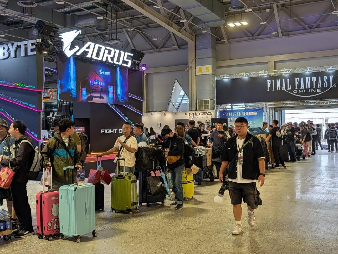 10 張照片直擊 WirForce 2025 電競嘉年華！市價 34 萬元純金顯卡現身