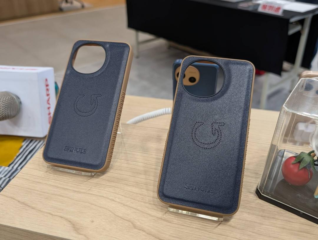 首批購買登錄贈送 SPINGLE 聯名日本手工皮質手機殼。（圖／記者黃肇祥攝）