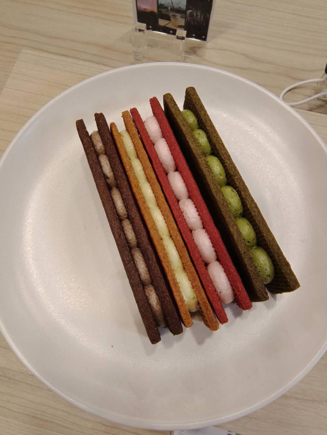 從食物正上方往下拍，AQUOS sense10 可以去除陰影。