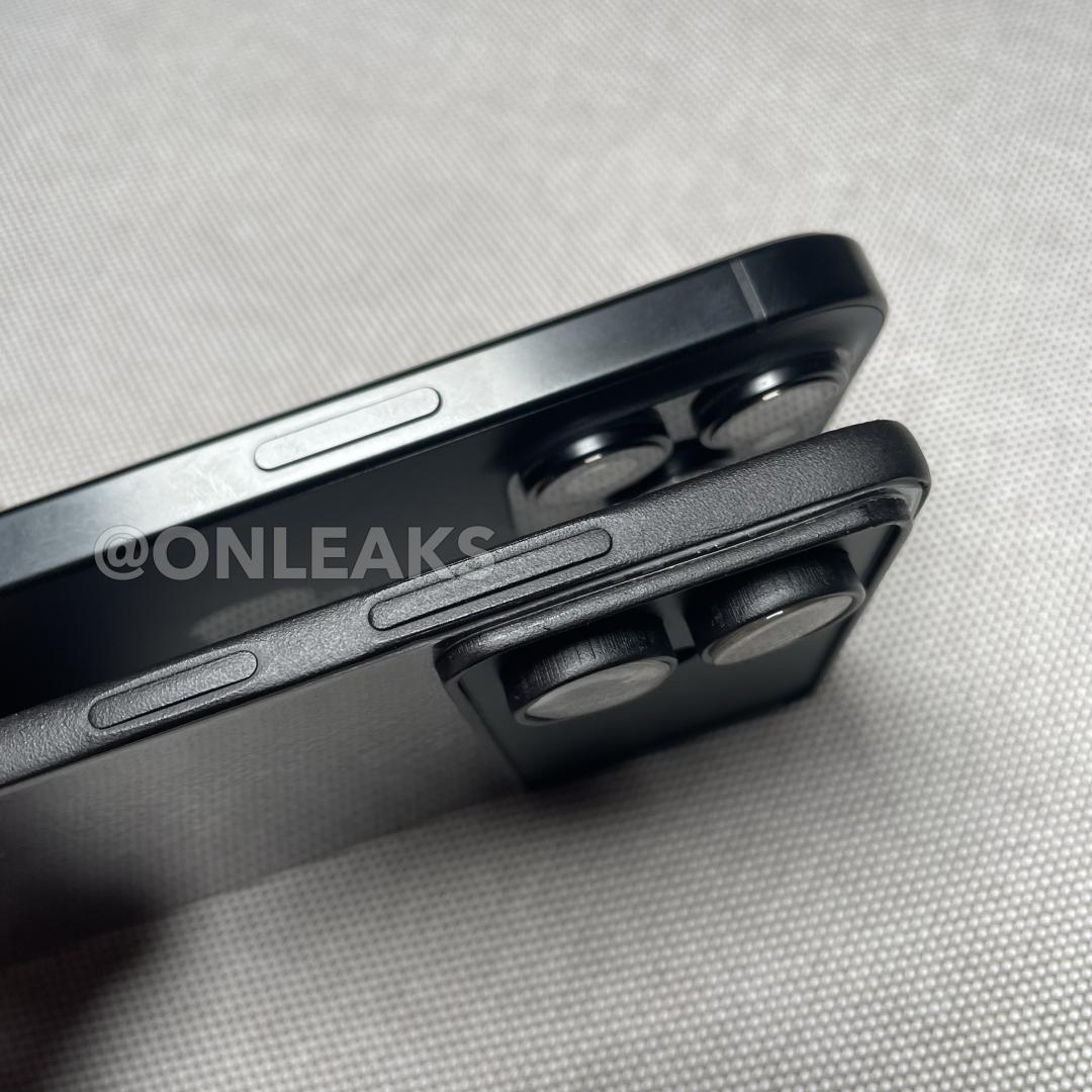 iPhone 16 Pro Max（上）跟S26 Edge（下）厚度比一比。（圖／@OnLeaks）