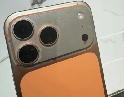 iPhone 17 Pro 宇宙橙再傳掉漆災情！濕紙巾擦完整台變色