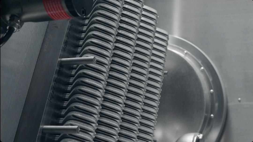 在精細除粉階段，會使用超音波振動器，將殘留在錶殼細縫與角落中的額外粉末清除。（圖／蘋果）