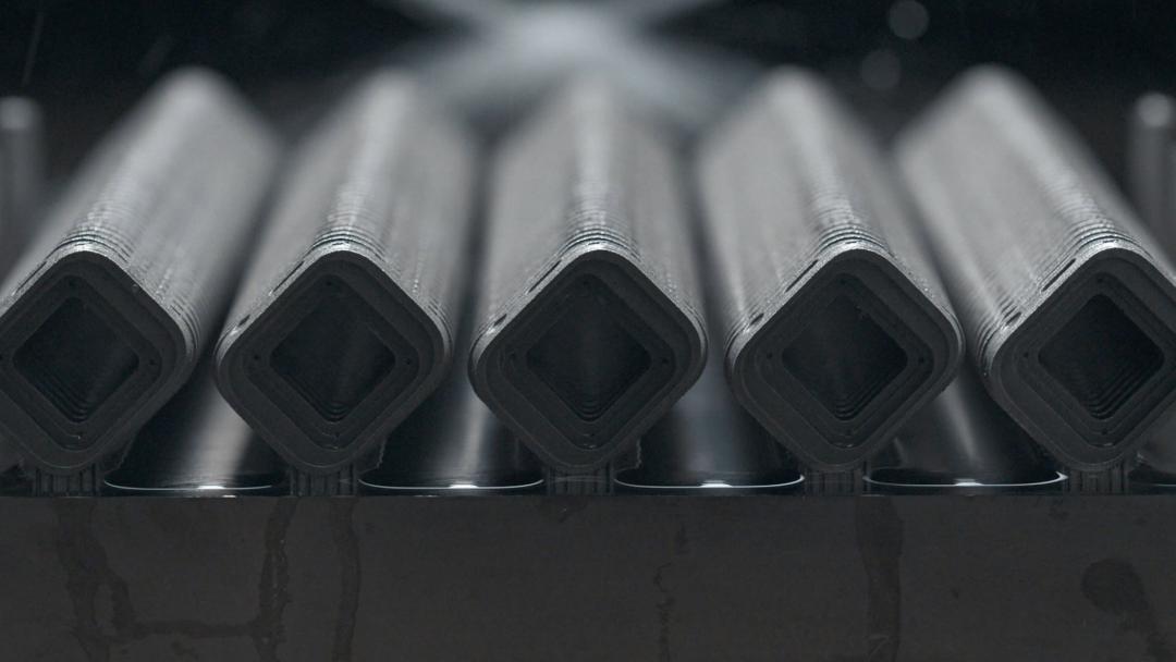 在分離 階段，一條極細的金屬線會將所有零件從成形板上分離。（圖／蘋果）