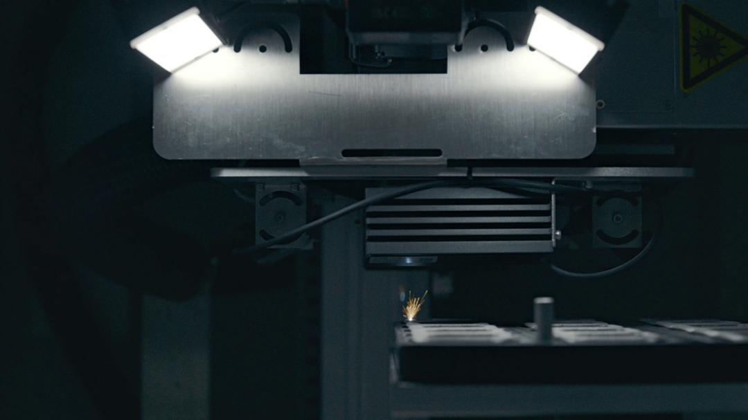 自動光學檢測系統會對零件進行分析與標記，進行最終的品質檢查，確認尺寸、形狀、各項規格皆準確無誤。（圖／蘋果）