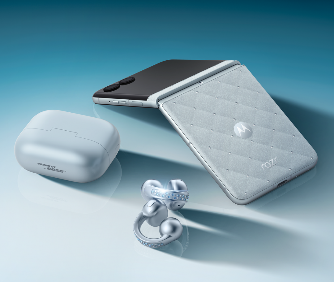 Motorola和施華洛世奇聯名限量版，包含razr 60手機與同系列耳機，31,990元。
