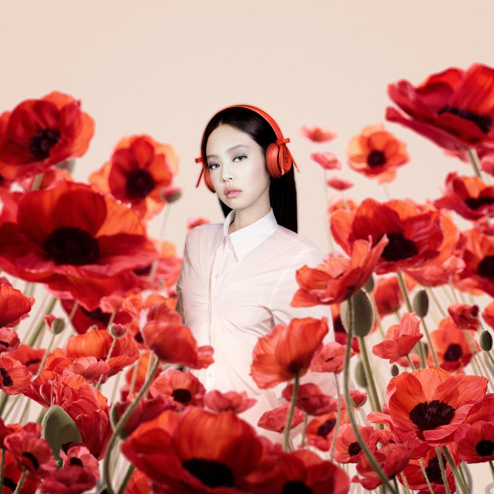 Beats Solo 4和JENNIE合作特別版耳機，整款設計展現濃烈的JENNIE風格。