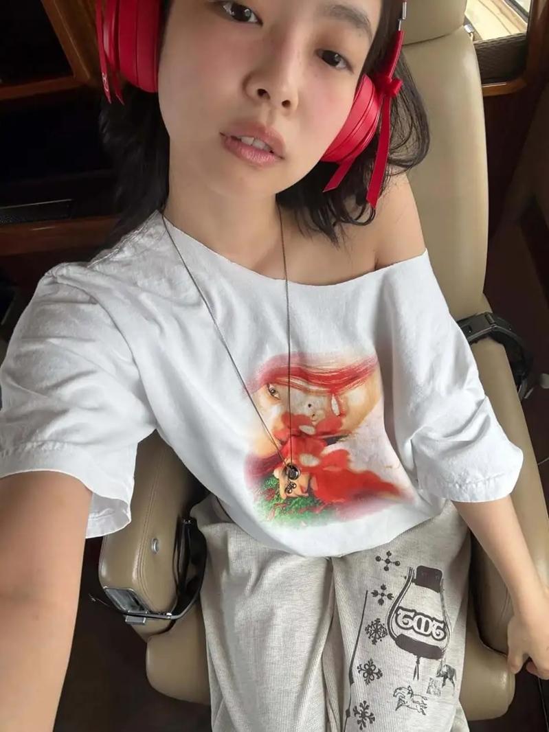 早在新品發表前，JENNIE就已悄悄在個人IG搶先曝光這款限量耳機，引起粉絲熱議。(翻攝自IG@jennierubyjane)