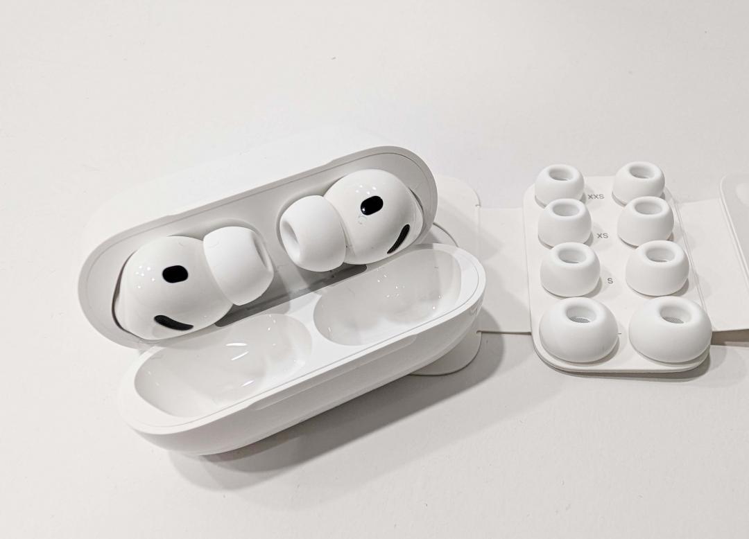 全新泡棉耳塞增進被動降噪，讓佩戴更穩固，但有些人可能會覺得「耳機塞入」的存在感過強。（圖／記者吳佩樺攝）