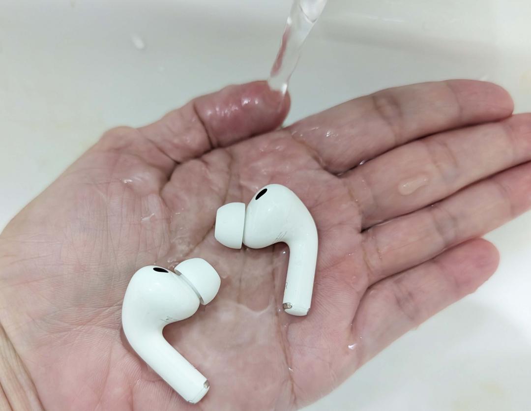 支援IP57防塵防水，意味能在水下1公尺深度進行浸泡30分鐘。（圖／記者吳佩樺攝）