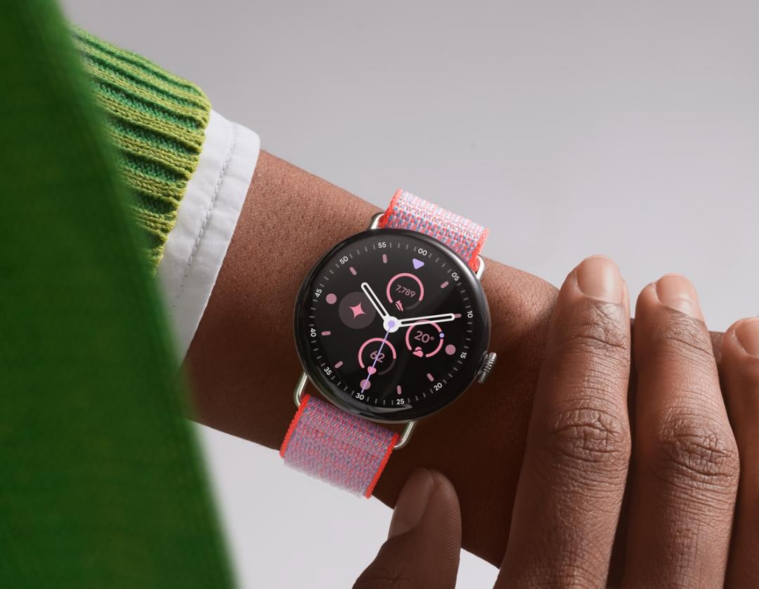 Google Pixel Watch 4螢幕亮度媲美旗艦級手機，無論夜晚還是白天都清晰可視，也不用擔心刺眼。（Google提供）